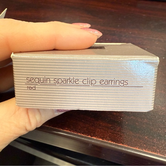 Avon “Sequin Sparkle” Red Sequin and Pearl clip Earrings NIB 1991 vintage - Picture 3 of 4